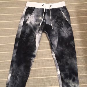 Joggers black and white